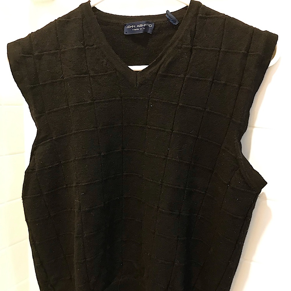 Black sleeveless V-Neck